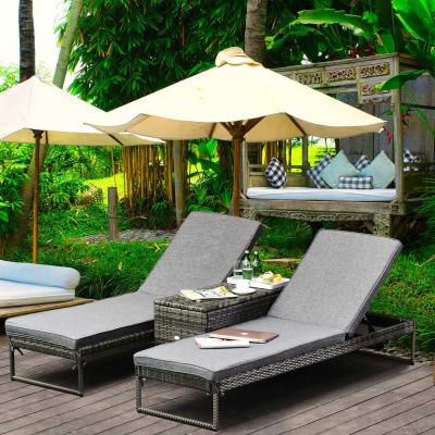 Outsunny Conjunto de 2 Tumbonas de Jardín con Cojines Acolchados Ratán con Mesa Auxiliar para Piscina o Terraza Carga 160kg Color: Gris